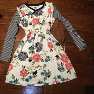 Fun dress with stripped long sleeves.