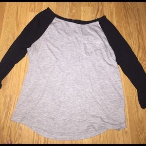 gray/black baseball tee