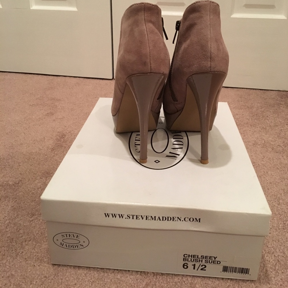 Steve Madden 6 1/2 Chelseey Blush Suede booties - Picture 2 of 4