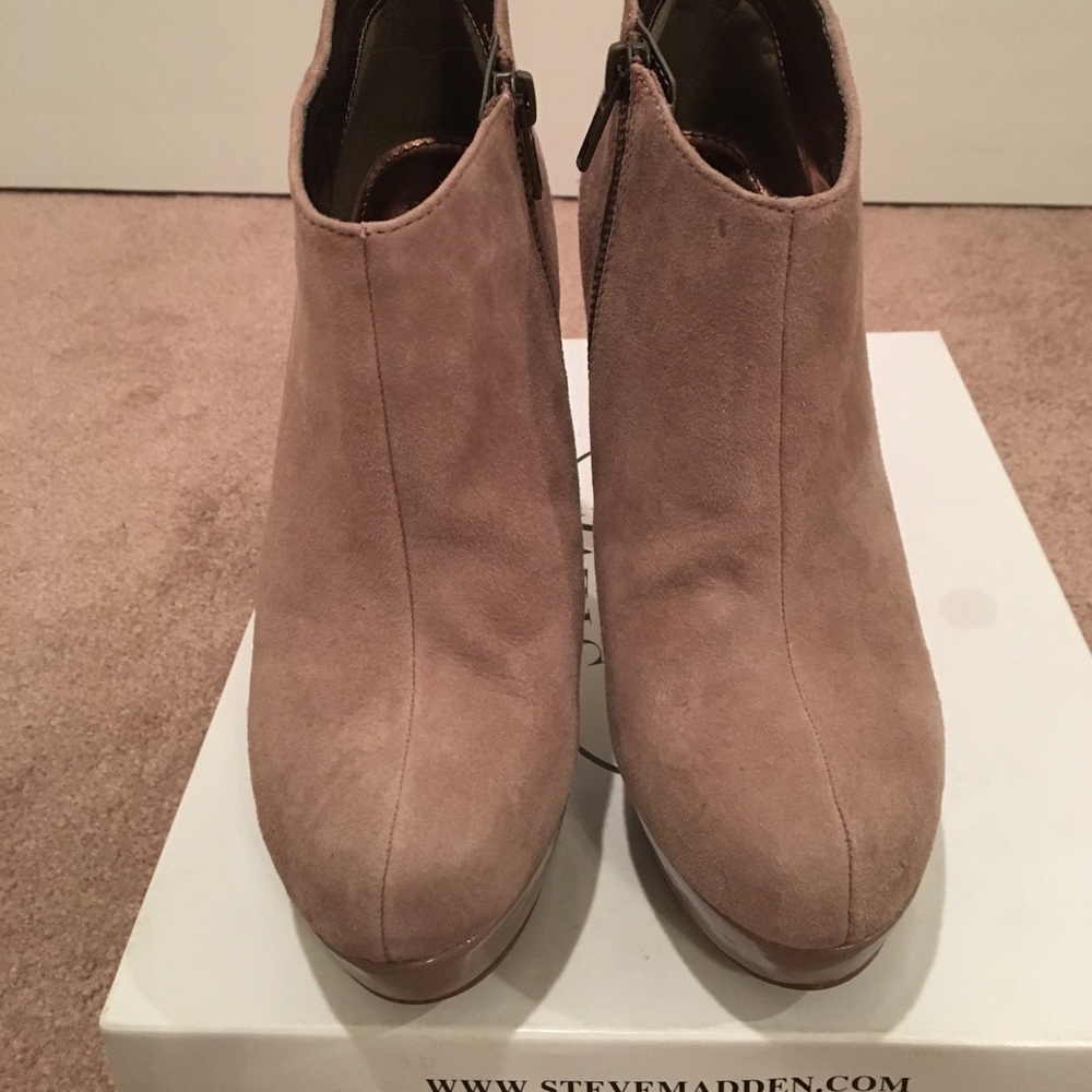 Steve Madden 6 1/2 Chelseey Blush Suede booties - Picture 4 of 4