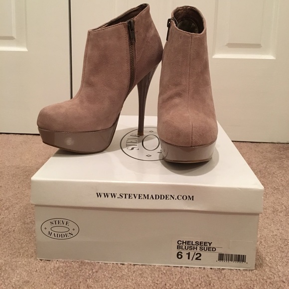 Steve Madden Shoes - Steve Madden 6 1/2 Chelseey Blush Suede booties