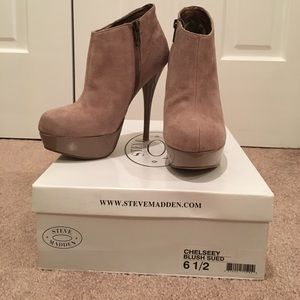 Steve Madden 6 1/2 Chelseey Blush Suede booties