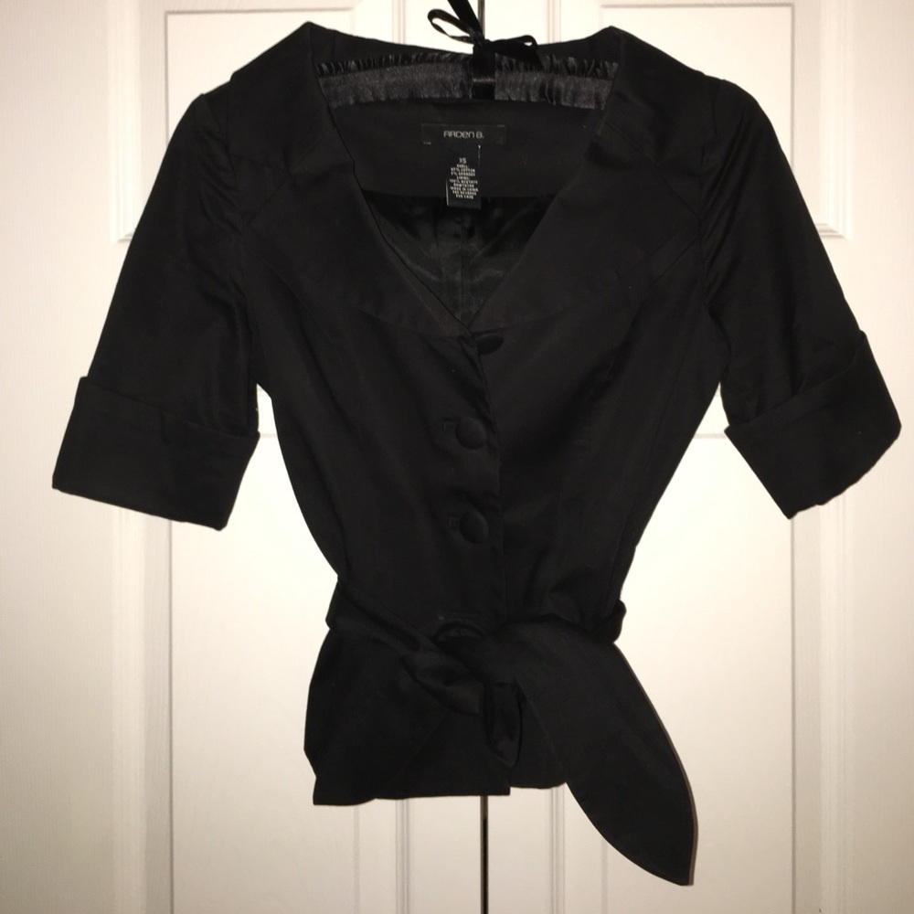 Jacki o style 3/4 sleeved blazer.