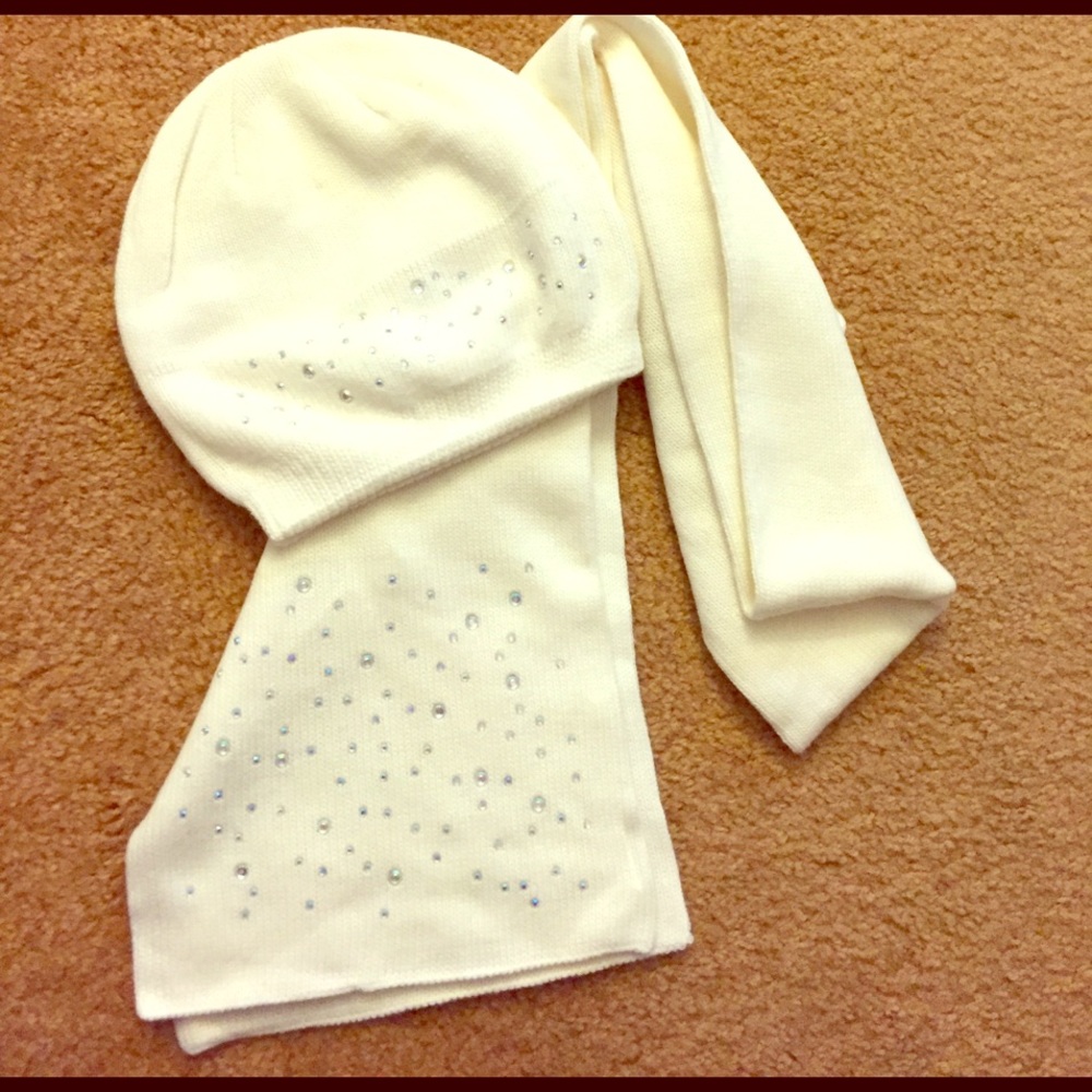 NWOT Cream color scarf and beanie set