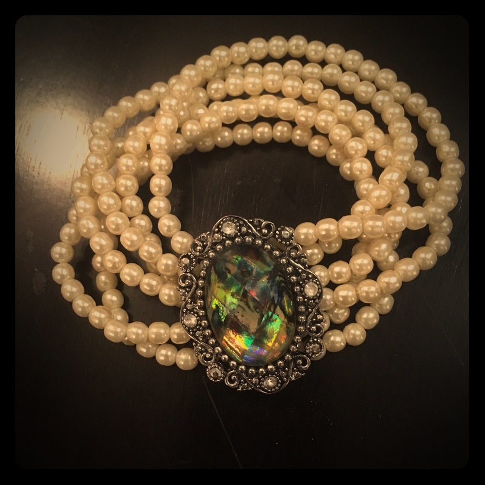 Gorgeous pearl bracelet with vintage gem