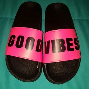 Size 7-8.5 NWT PINK flip flops