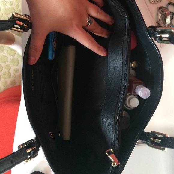 Tory burch small tote. Brand new! Great condition - Picture 3 of 4