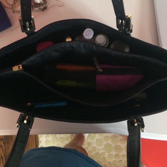 Tory burch small tote. Brand new! Great condition - Picture 4 of 4