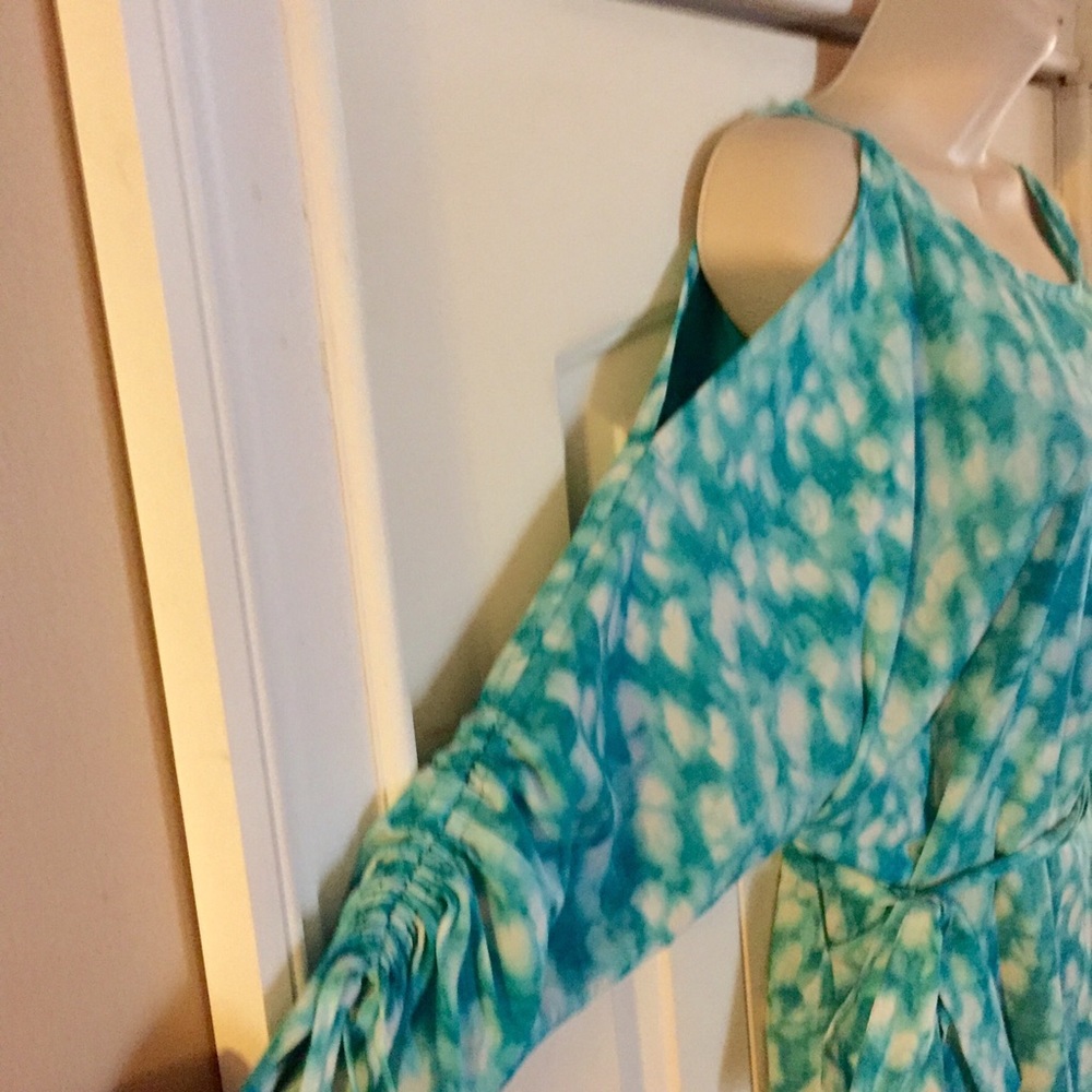 Michael Kors Peekaboo sleeve Cold Shoulder dress - Picture 3 of 4