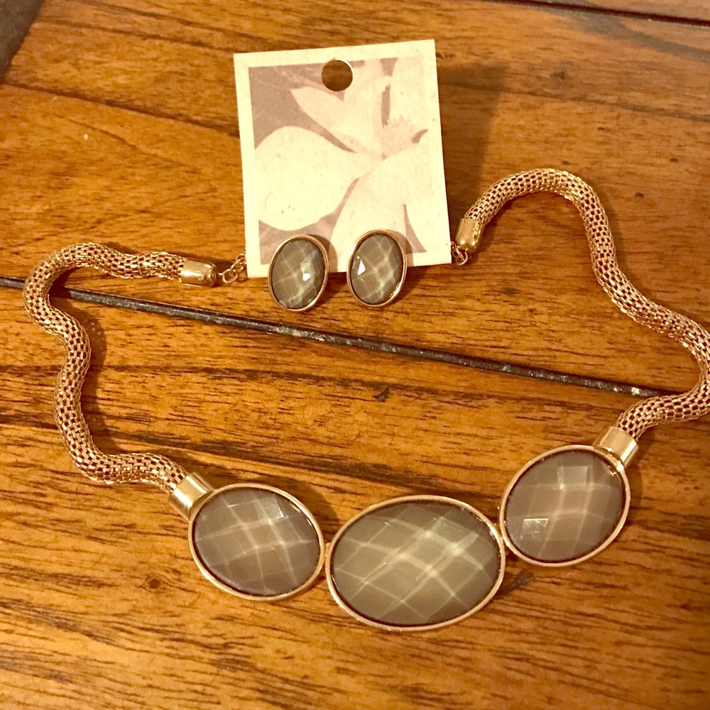 Gold necklace & earring set with Olive Green Stone