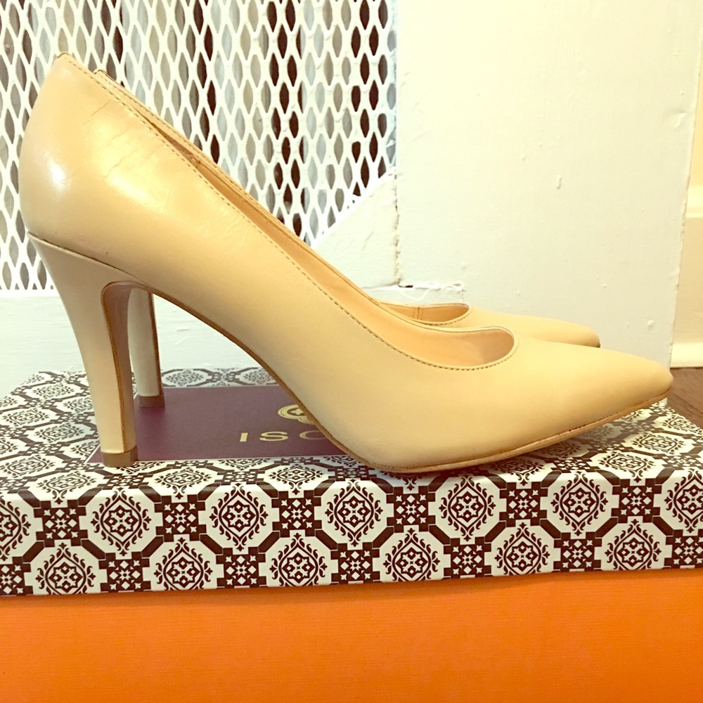 Isola "Jolie" Tan Pump Size 10