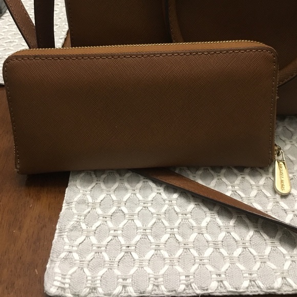 Michael Kors matching wallet - Picture 2 of 3