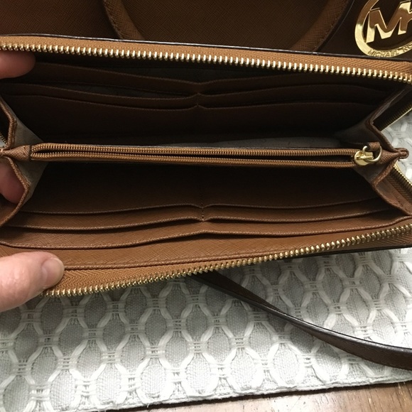 Michael Kors matching wallet - Picture 3 of 3