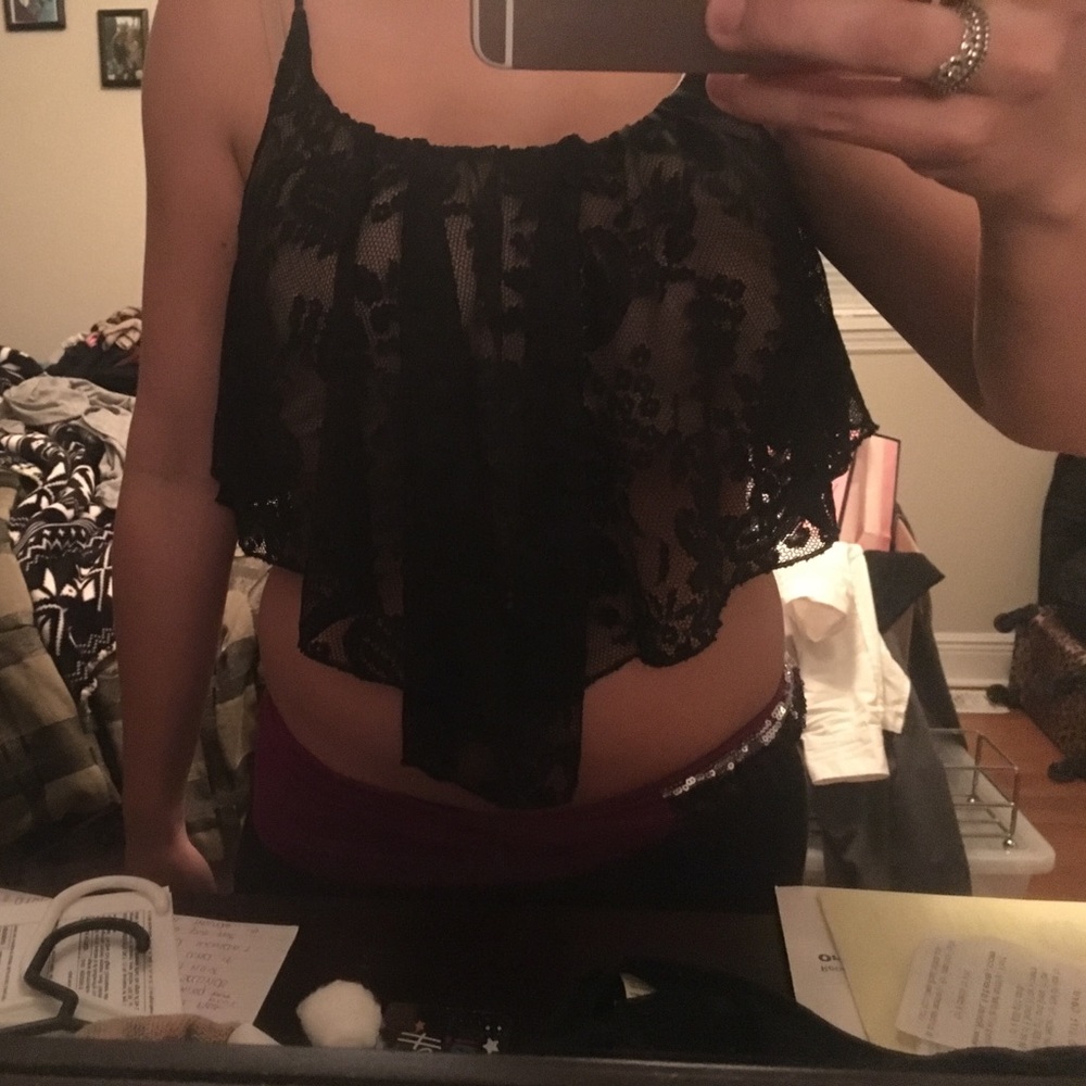 black Lacey flowly crop top
