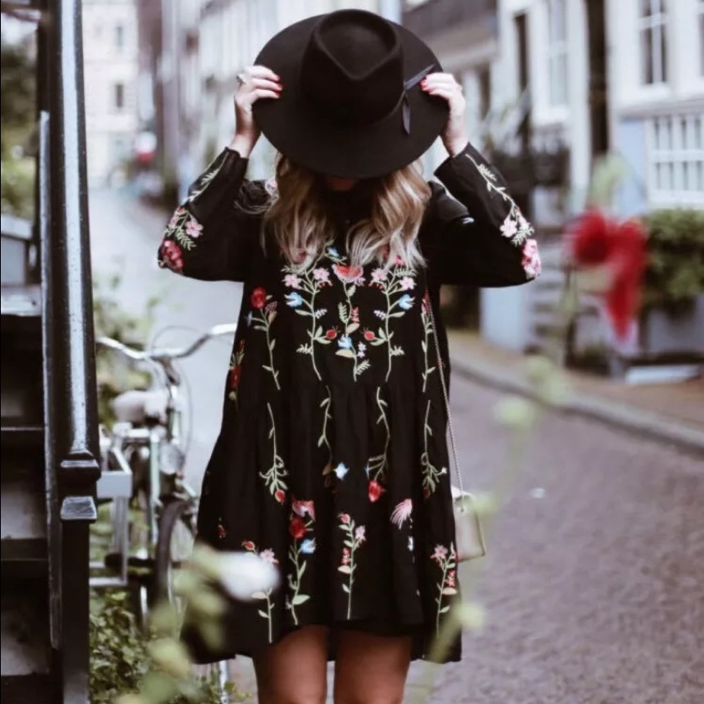 Unbranded black floral dress .