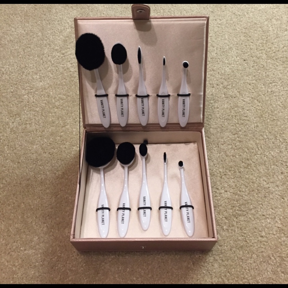Oval make up brushes with rose gold case
