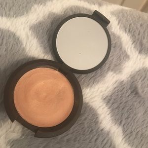 BECCA SHIMMERING SKIN PERFECTOR POURED CREME.