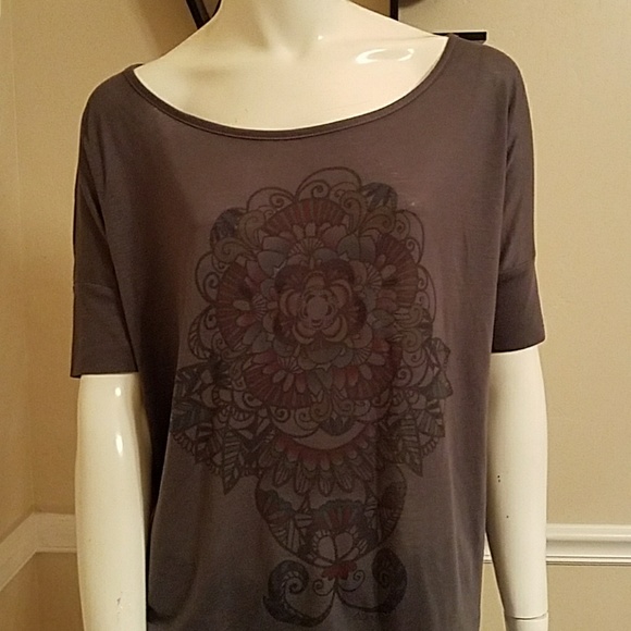 Nice spring and summer Tshirt - Picture 2 of 3