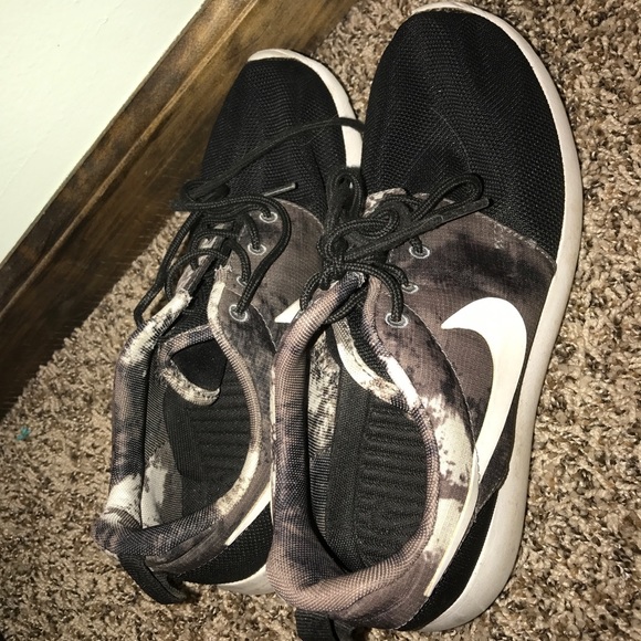 Nike Shoes - Black/Gray/White nike roshes