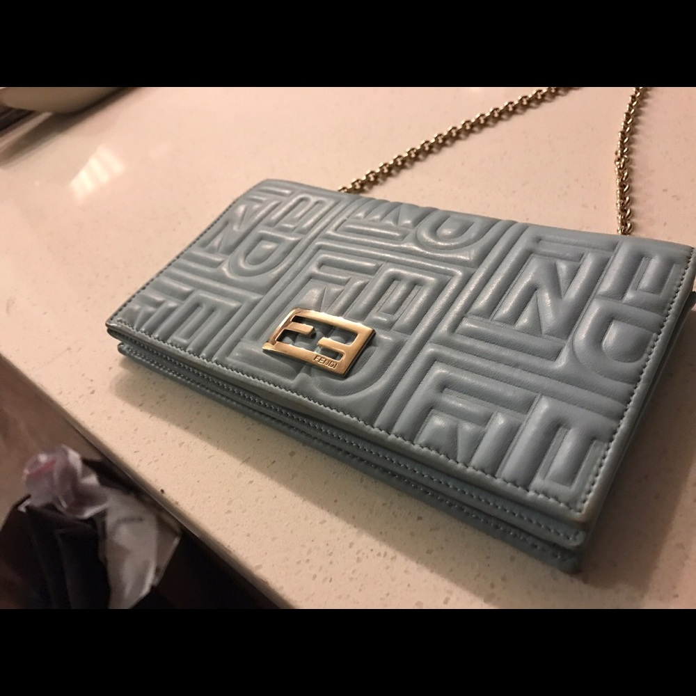 ❗️FLASH SALE ❗️Fendi lambskin wallet on chain