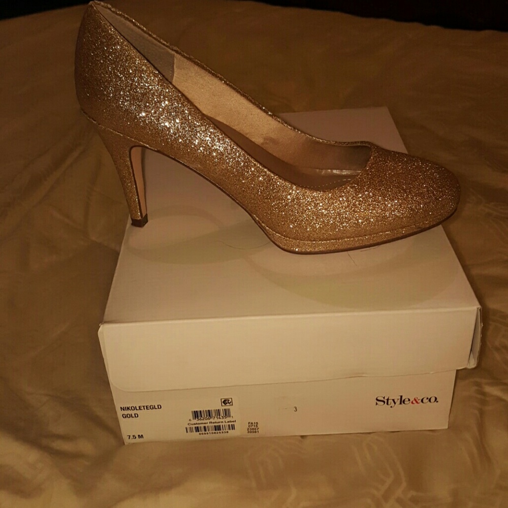 Style & Co gold pumps