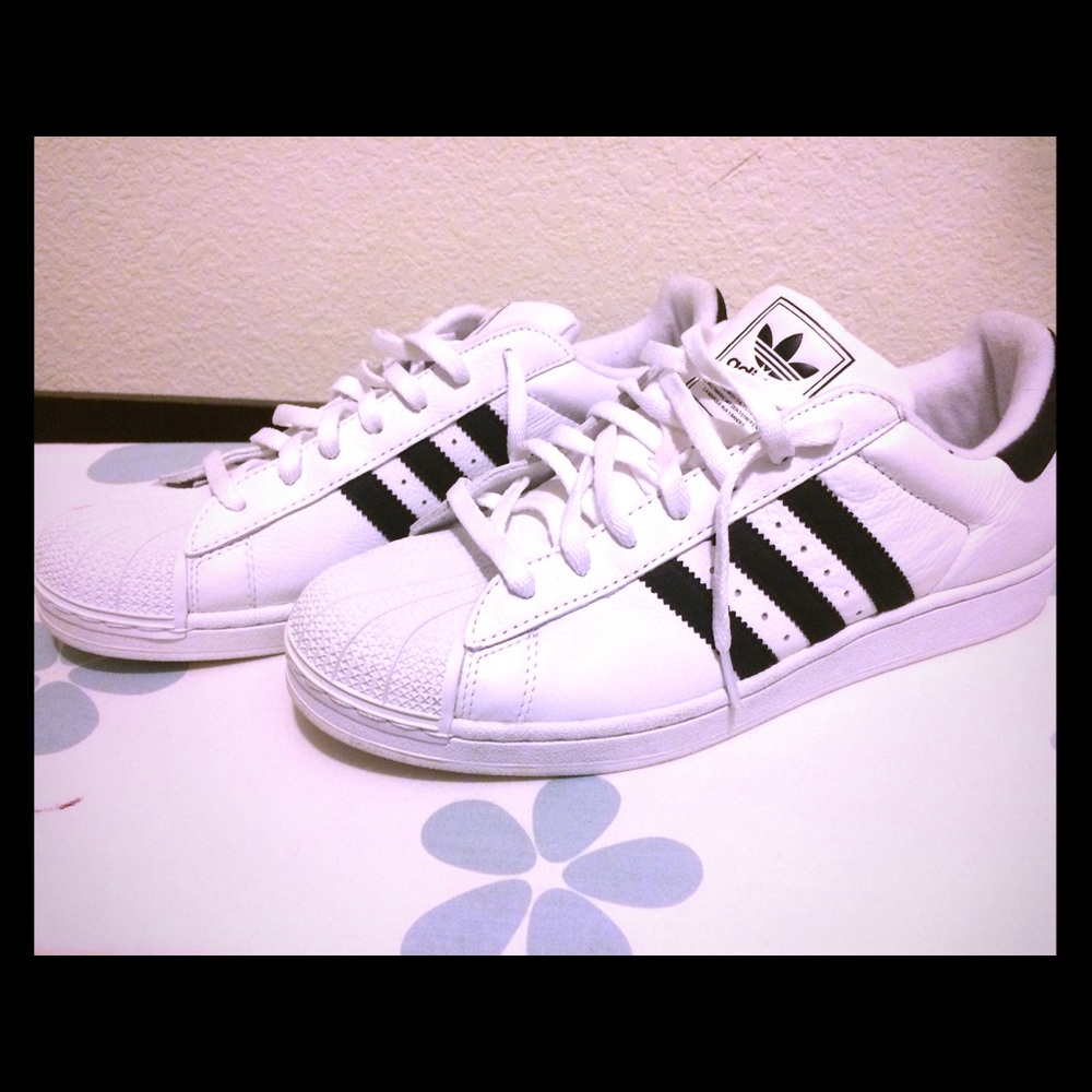 Men's Adidas shell tip white shoes!