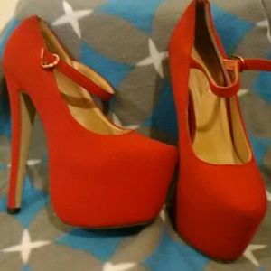 Glamour red platforms