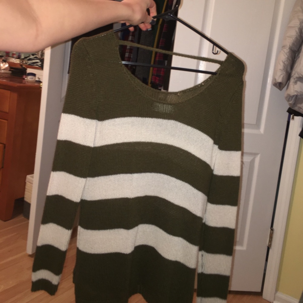 Olive green & white sweater - Picture 2 of 2