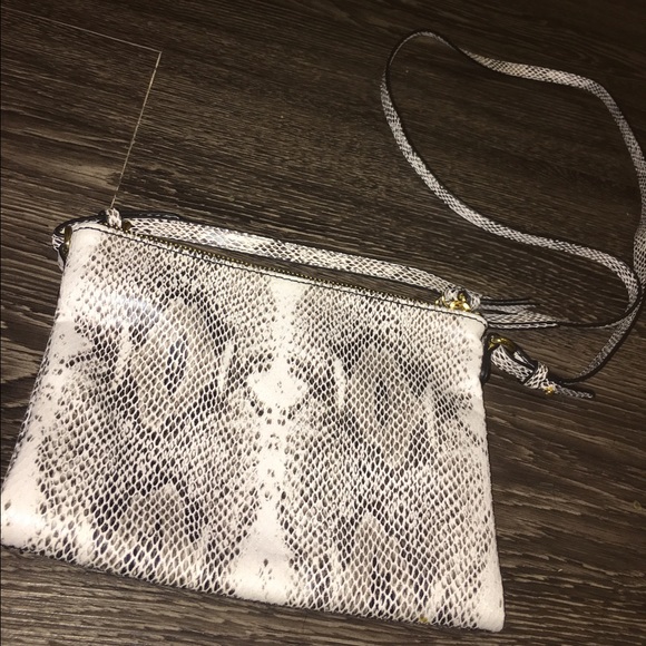 Old Navy Handbags - 🍍NWOT Old Navy Snakeskin Crossbody Bag🍍