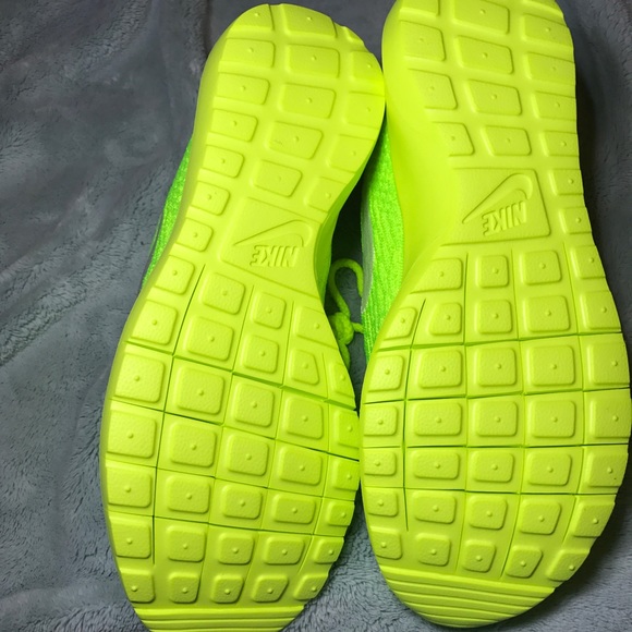 Women's Nike Roshe Flyknit NEW FIRM$ - Picture 4 of 5