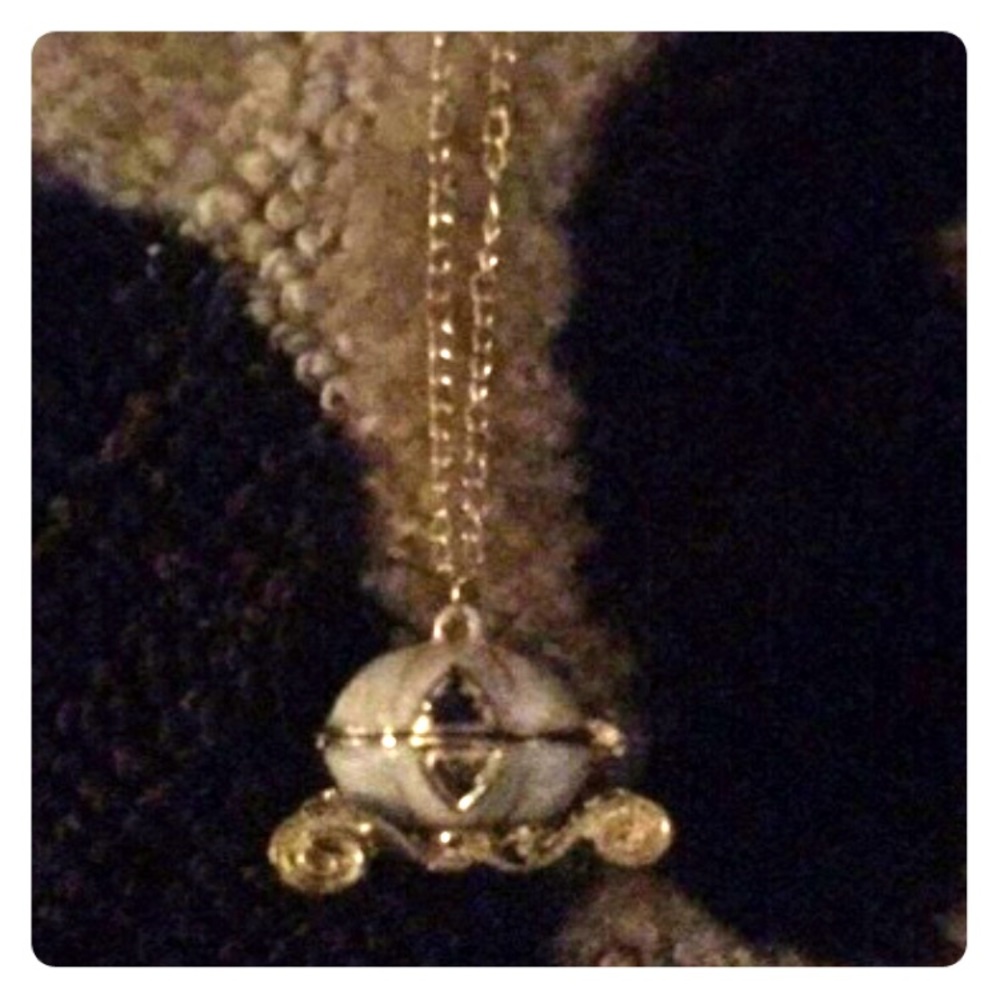 Carriage Locket