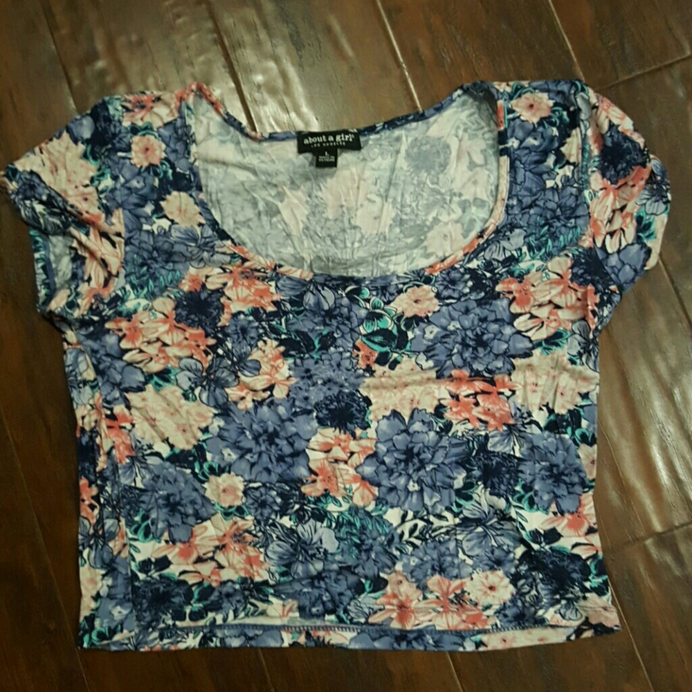 Adorable flower crop top...