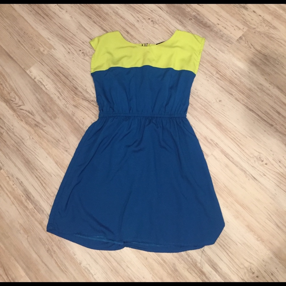 Block color fitted waist zipper dress!