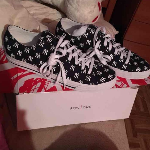 yankees converse sneakers
