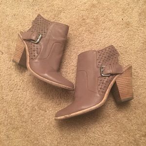 🇱🇷Markdown🇱🇷Dolce Vita Booties Size 6.5 Tan
