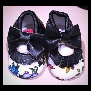 Baby girl black & white moccasins 6/12 months