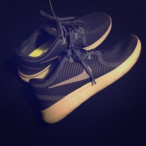 NIKE FREE RUNNING SHOES