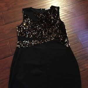Sleeveless black dress with gold sequin