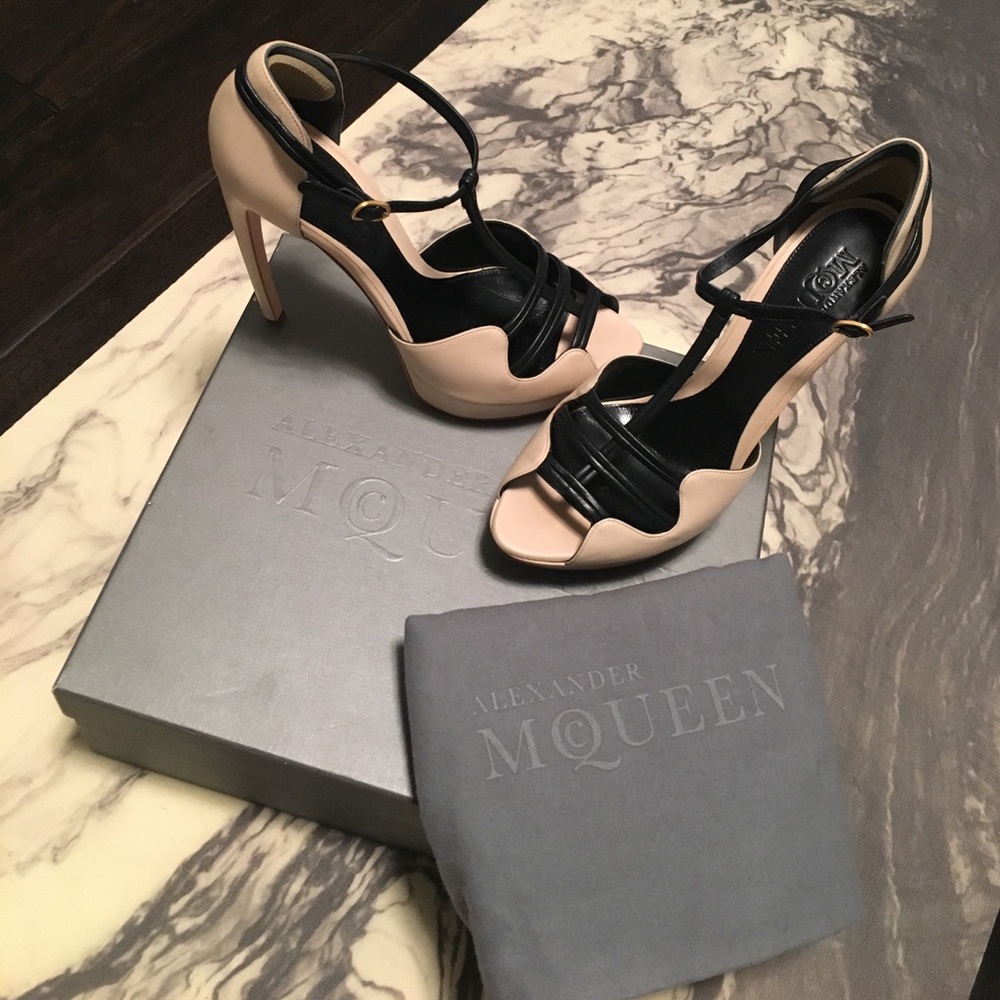 Authentic Alexander McQueen cream & black pumps!
