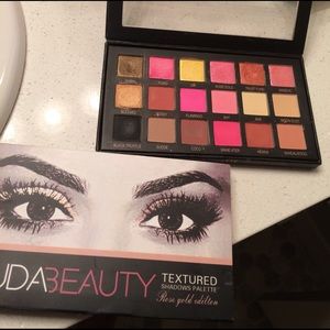 Huda Beauty rose gold eyeshadow palette