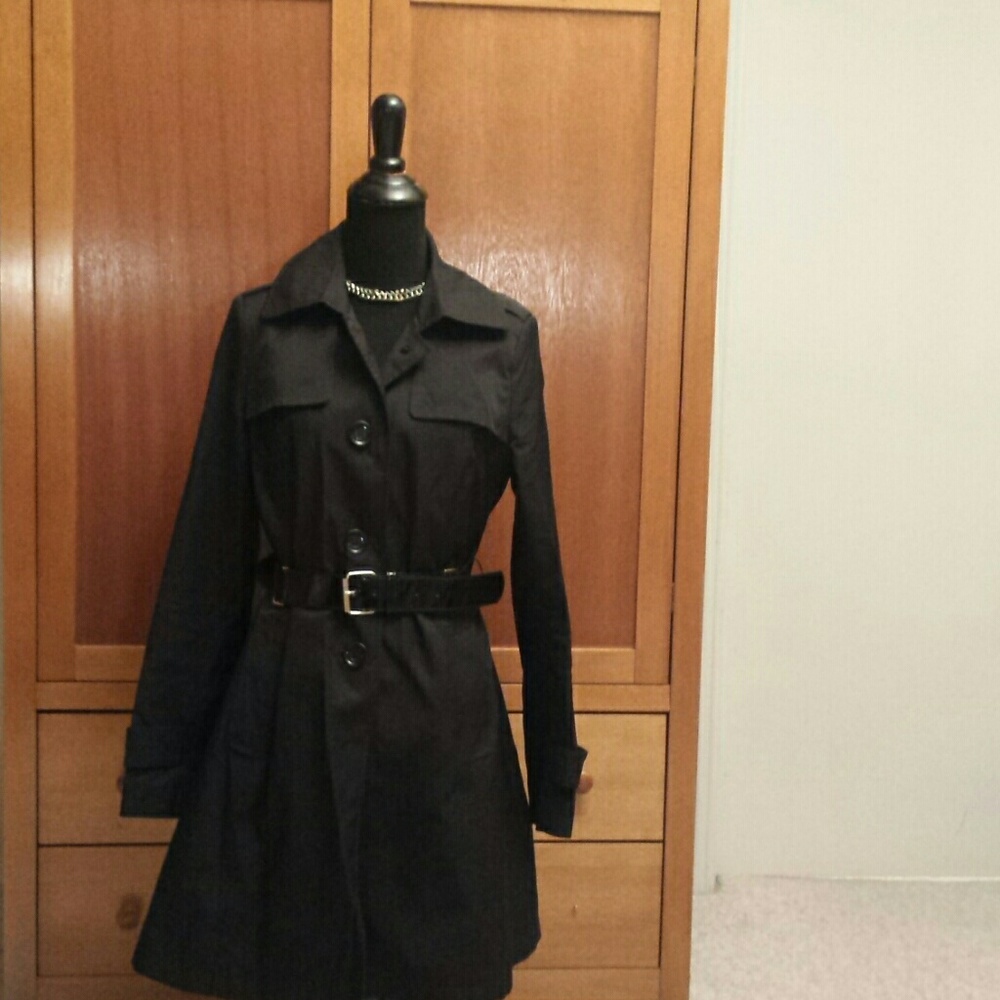Black Via Spiga trench coat with a belt