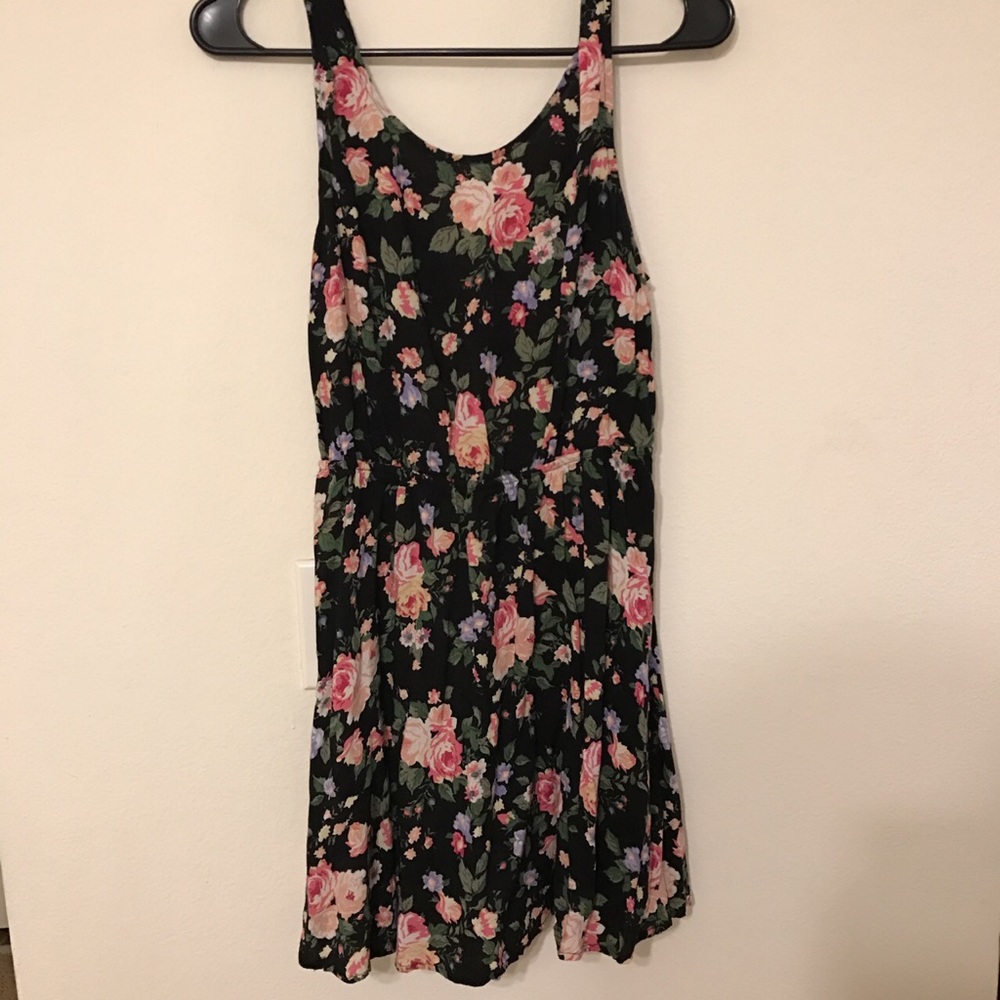 Forever 21 floral dress with cutout in back