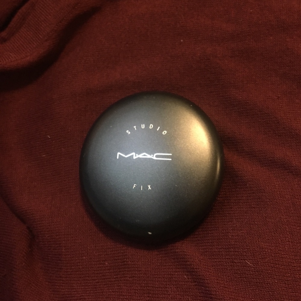 MAC Studio Fix Powder Foundation NC40