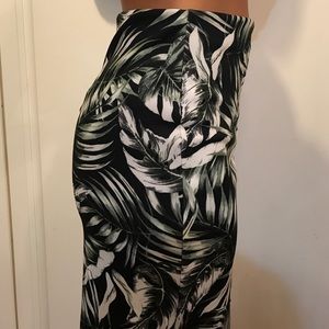 Forever 21 Skirts - Knee Length Tropical Print Skirt Forever 21 Skirts - Knee Length Tropical Print Skirt