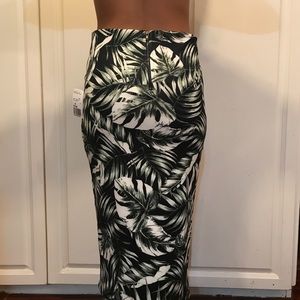 Forever 21 Skirts - Knee Length Tropical Print Skirt Forever 21 Skirts - Knee Length Tropical Print Skirt