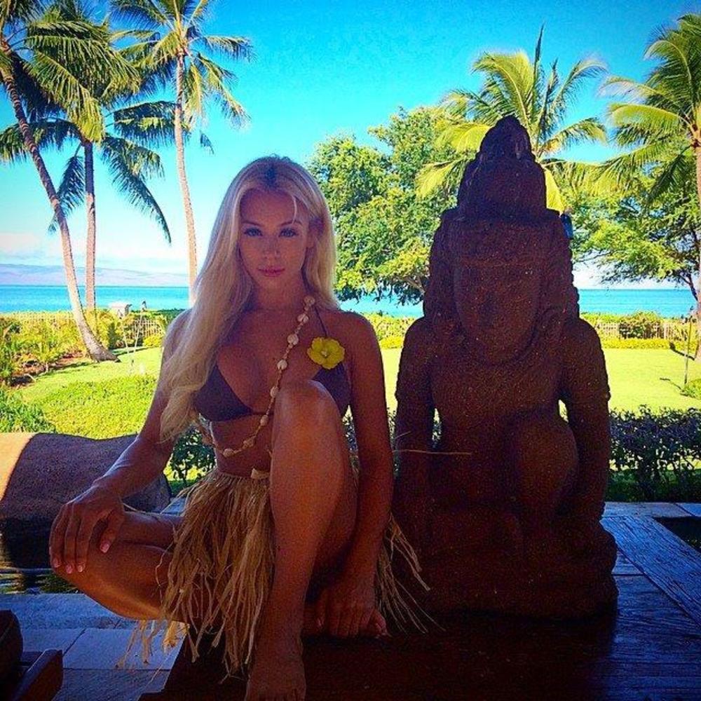 Meet your Posher, Melanie keeli