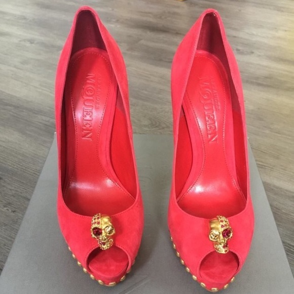 Alexander McQueen Shoes - Alexander McQueen Skull-embellished Suede Pumps