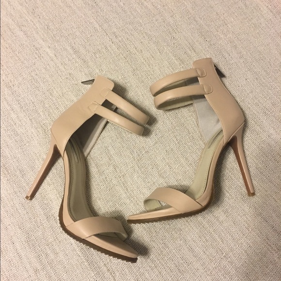 BCBG Shoes - BCBG NUDE HEELS