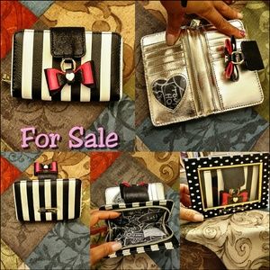 Blk and white wallet