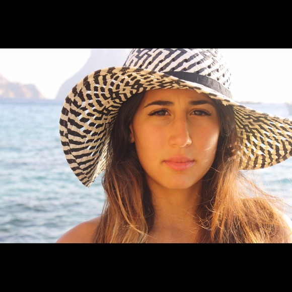 Meet your Posher, Natassia - Picture 1 of 1